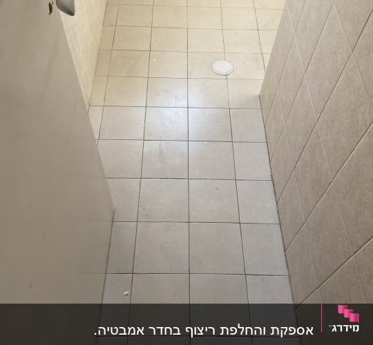 רצפת אריחים עם סדקים, דלת פתוחה